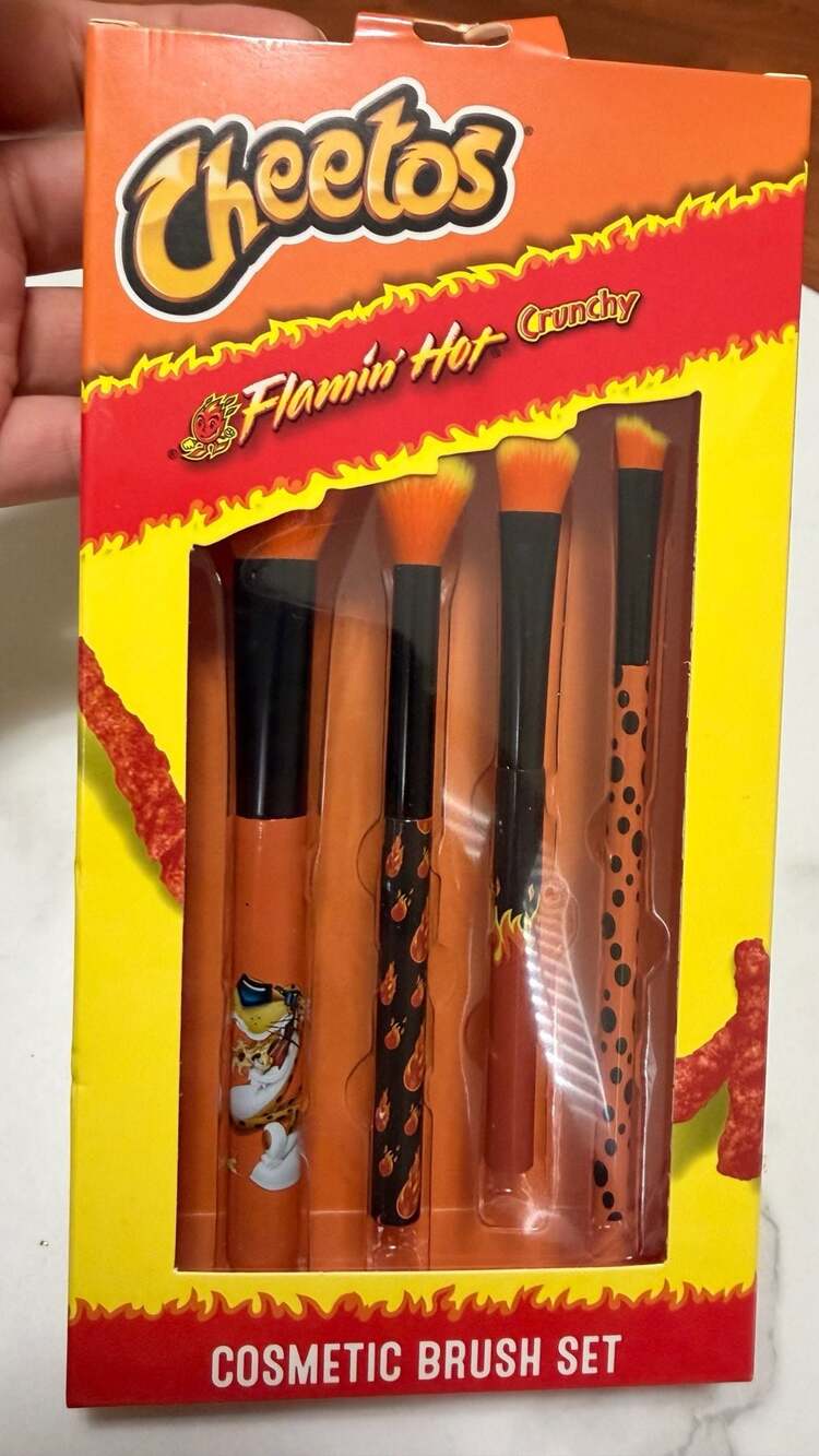 Flamin' Hot Crunchy Cheetos 4-Piece Cosmetic Brush Set - .com